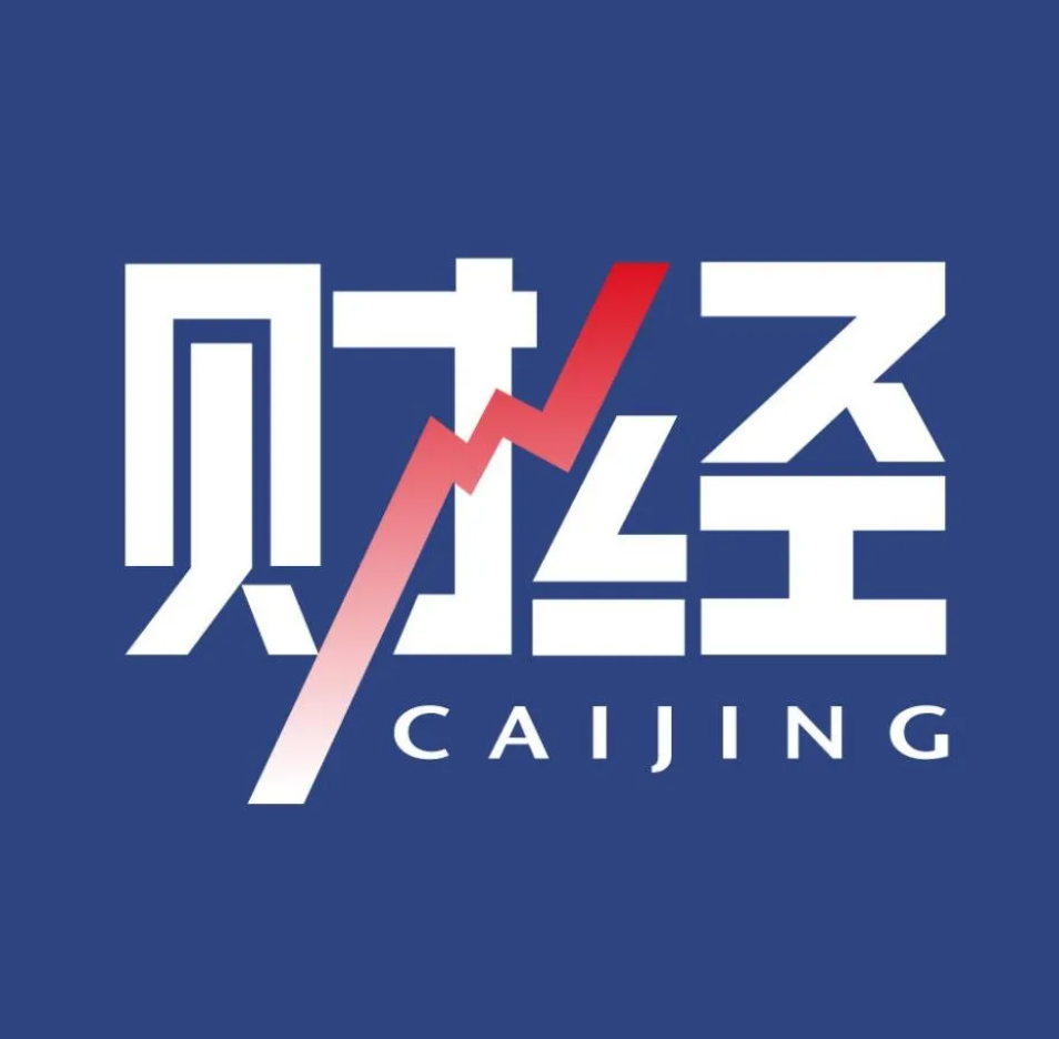 一位金融培训师在白板上讲解两融利率构成
